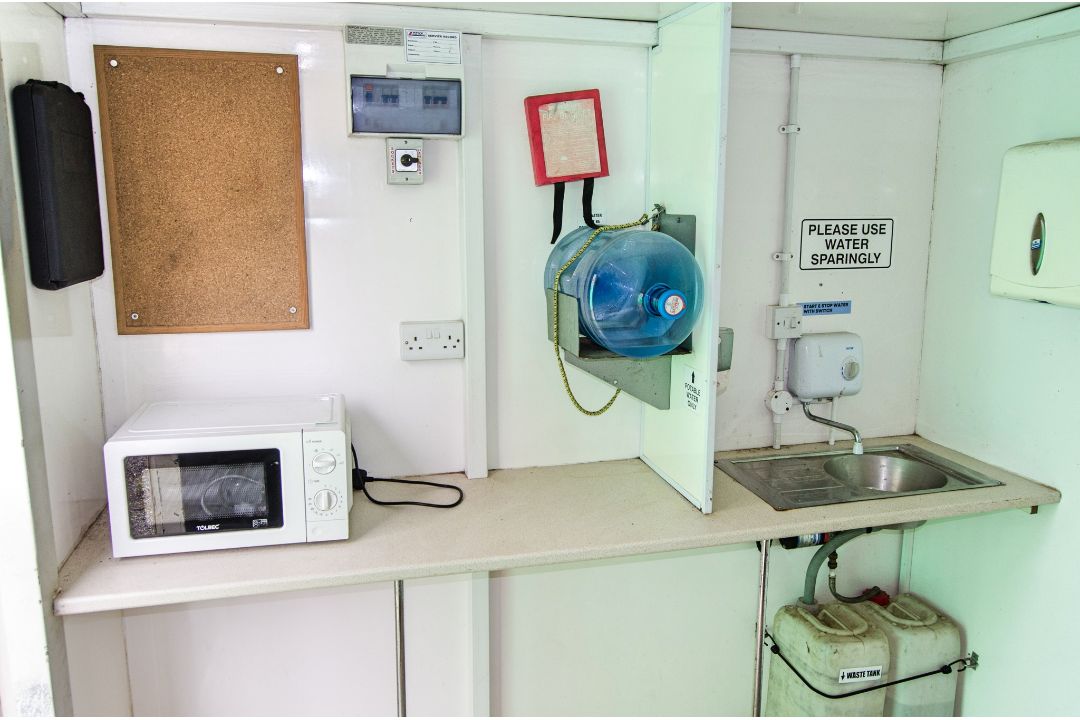 12ft x 8ft steel anti-vandal mobile welfare site unit Comprising of: canteen area, toilet & - Image 8 of 11