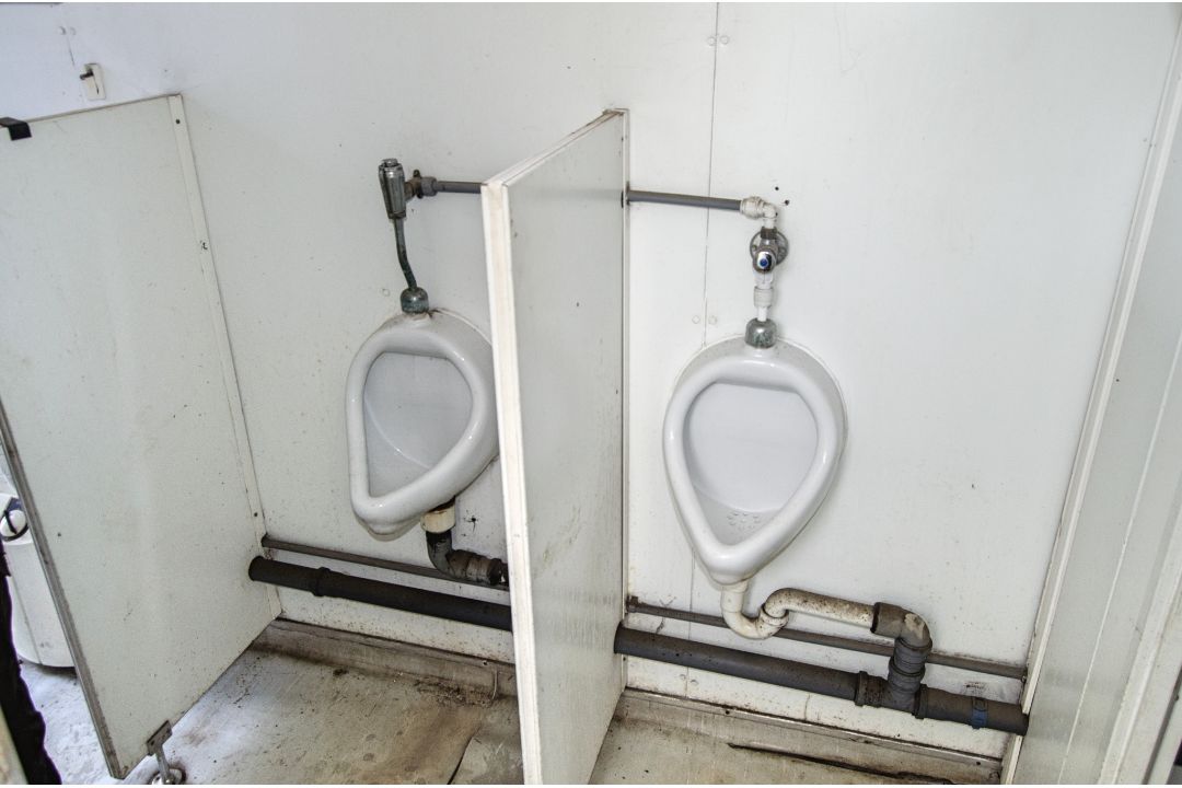 20ft x 8ft steel toilet site unit Comprising of: 2 - showers, 2 - cubicles, 2 - urinals, 5 sinks & - Image 6 of 12
