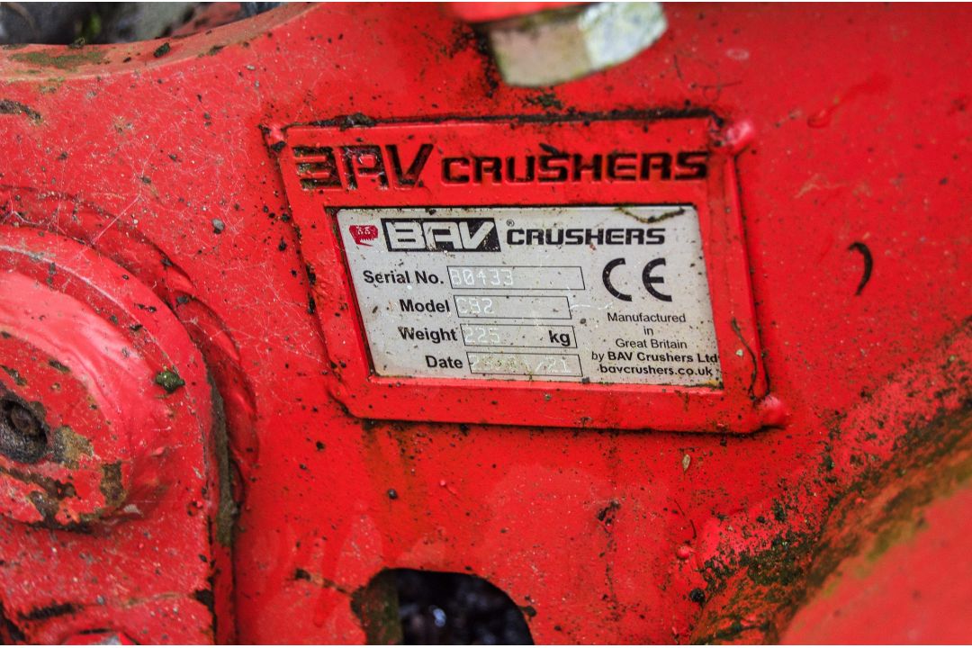 BAV CB" 2ft hydraulic crusher bucket Pin diameter: 30mm Pin centres: 140mm Pin width: 110mm c/w - Image 6 of 6