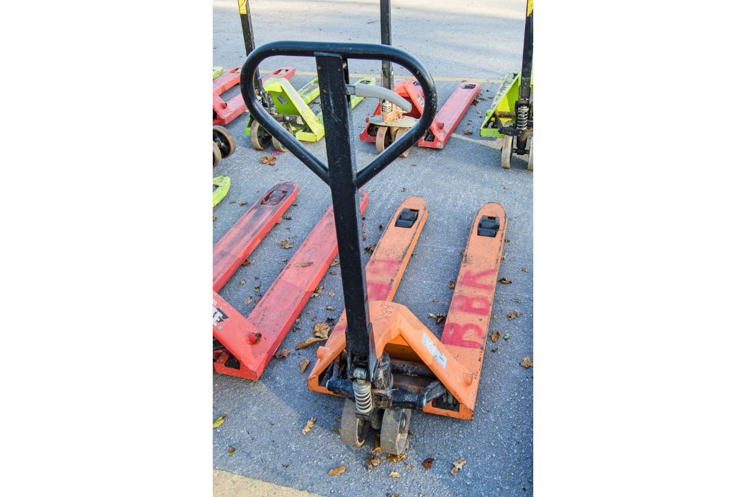 Load Surfer hand hydraulic pallet truck LB750603 - Image 2 of 2