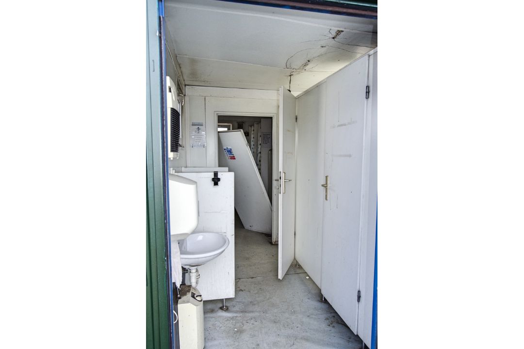 20ft x 8ft steel toilet site unit Comprising of: 2 - showers, 2 - cubicles, 2 - urinals, 5 sinks & - Image 5 of 12