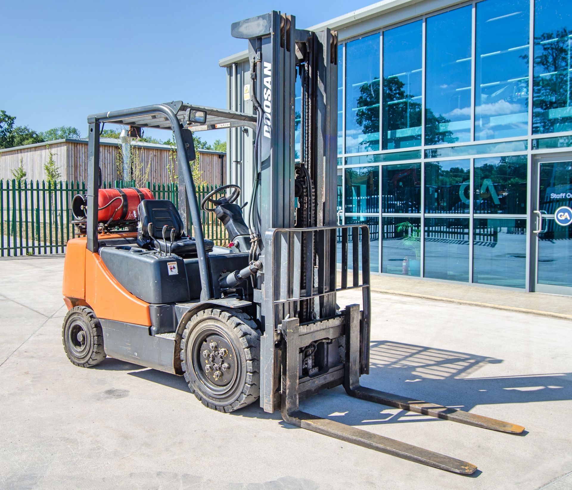 Doosan G35C-5 3.5 tonne gas powered fork lift truck Year: 2007 S/N: 00136 Recorded Hours: 12,404 - Image 2 of 23