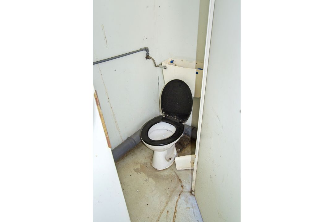 20ft x 8ft steel toilet site unit Comprising of: 2 - showers, 2 - cubicles, 2 - urinals, 5 sinks & - Image 8 of 12