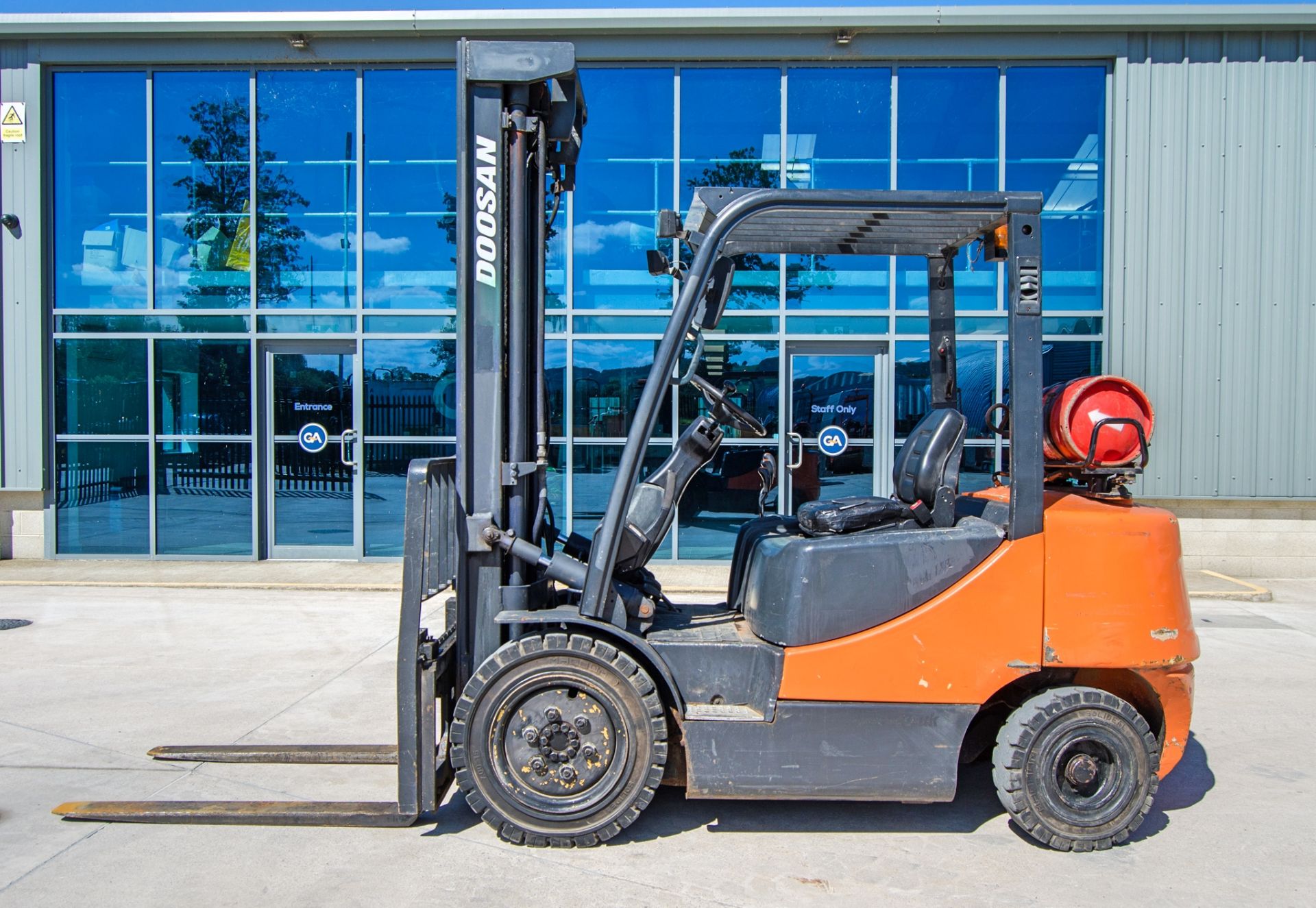 Doosan G35C-5 3.5 tonne gas powered fork lift truck Year: 2007 S/N: 00136 Recorded Hours: 12,404 - Image 7 of 23