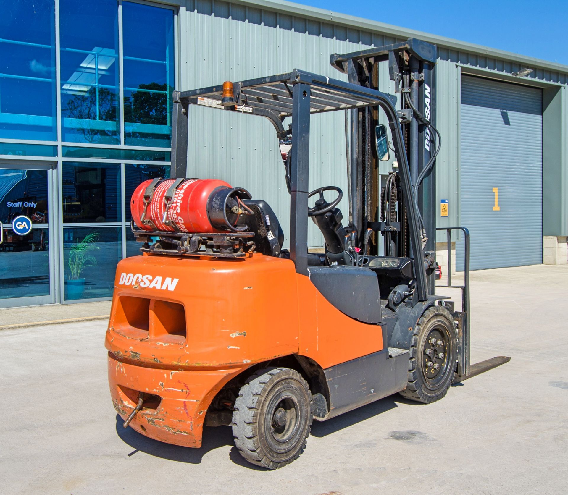 Doosan G35C-5 3.5 tonne gas powered fork lift truck Year: 2007 S/N: 00136 Recorded Hours: 12,404 - Image 4 of 23