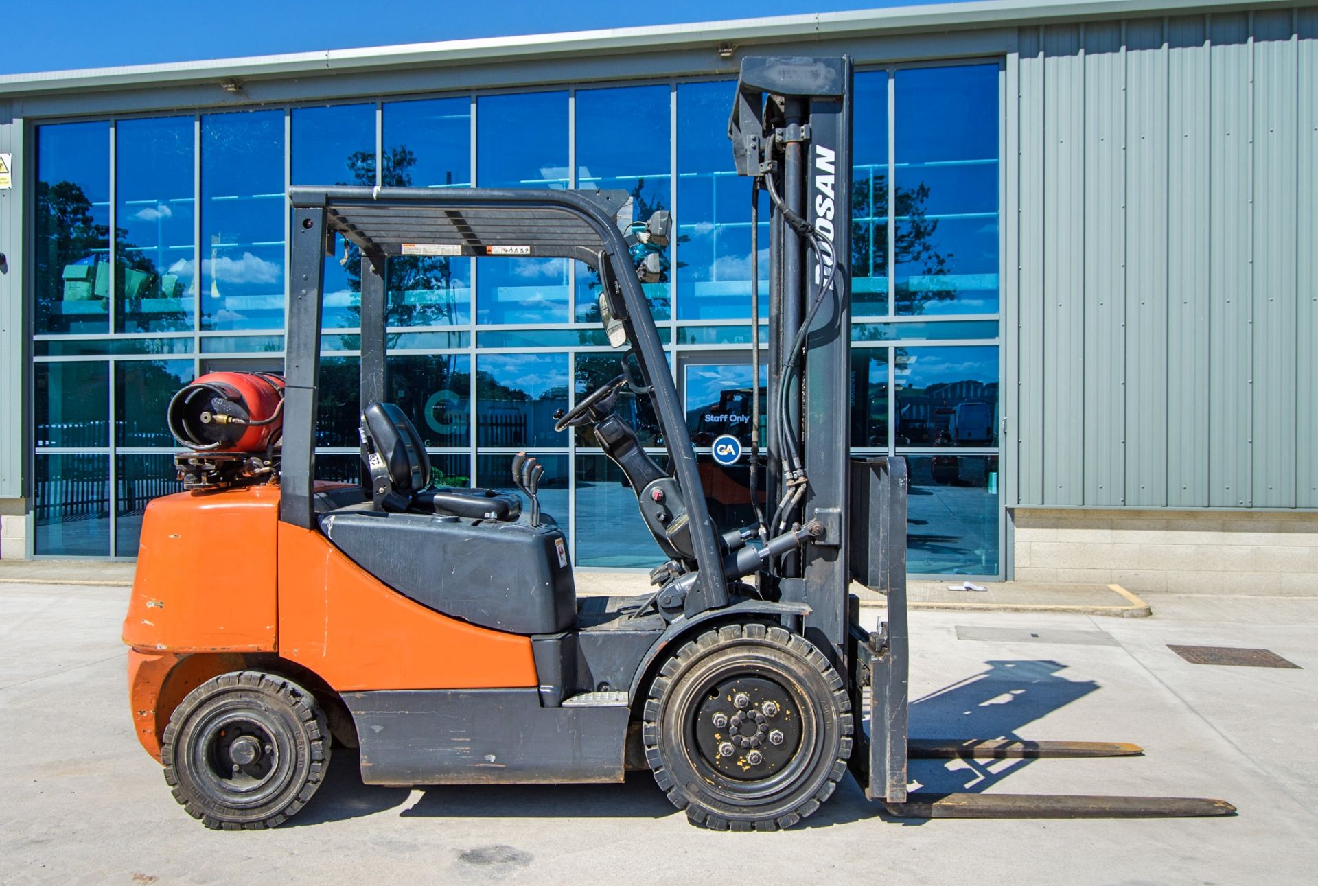 Doosan G35C-5 3.5 tonne gas powered fork lift truck Year: 2007 S/N: 00136 Recorded Hours: 12,404 - Image 8 of 23