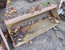 3ft ditching bucket Pin diameter: 35mm Pin centres: 130mm Pin width: 110mm ** No VAT on hammer price