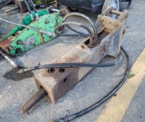 Hydraulic breaker Pin diameter: 30mm Pin centres: 140mm Pin width: 110mm ** No VAT on hammer price