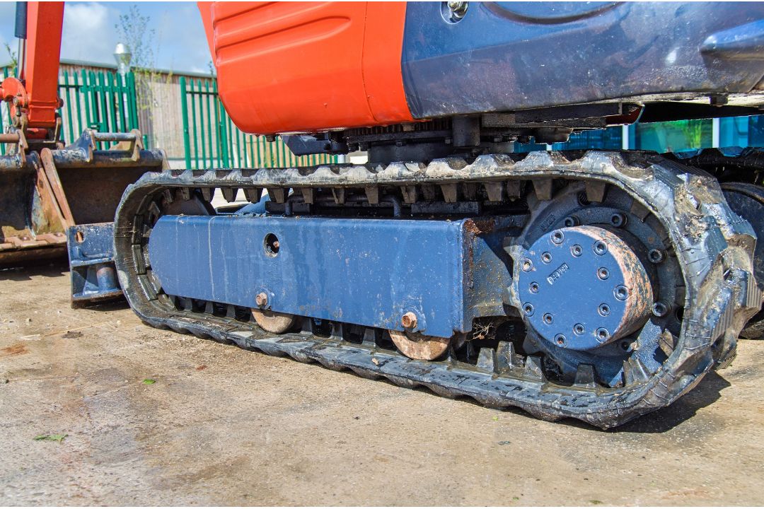 Kubota K008-3 0.8 tonne rubber tracked micro excavator Year: 2017 S/N: 29257 Recorded Hours: 1062 - Image 10 of 26