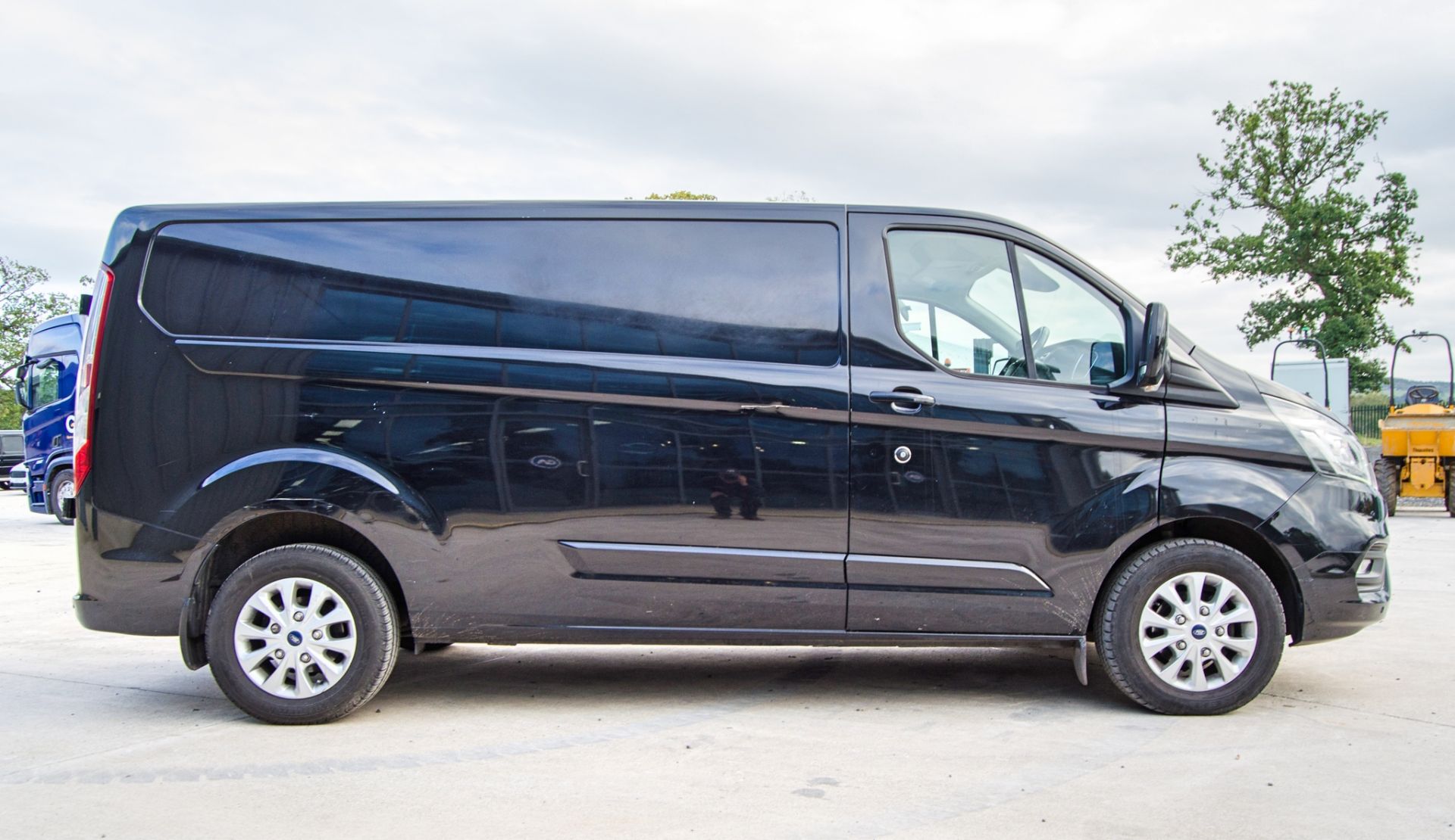 Ford Transit Custom 300 Limited Blue Euro 6 1995cc diesel 6 speed manual panel van Registration - Image 8 of 29