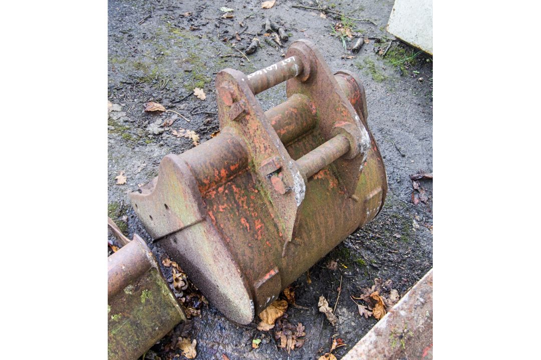 16 inch digger bucket Pin diameter: 35mm Pin centres: 170mm Pin width: 130mm ** No VAT on hammer - Image 2 of 2