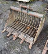 2ft 6 inch riddle bucket Pin diameter: 30mm Pin centres: 140mm Pin width: 110mm ** No VAT on