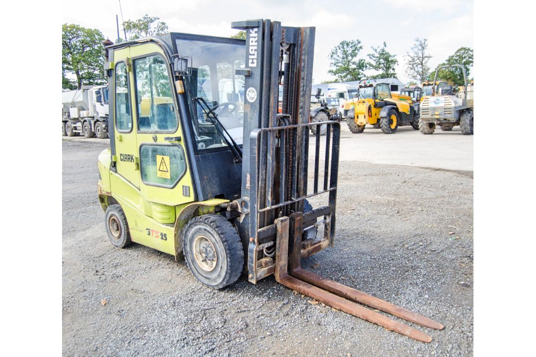 Clark GTS25 diesel driven fork lift truck Year: 2017 S/N: 8299 Recorded hours: 3707 c/w full cab - Image 2 of 19