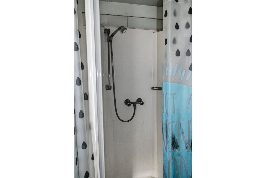 20ft x 8ft steel toilet site unit Comprising of: 2 - showers, 2 - cubicles, 2 - urinals, 5 sinks & - Image 11 of 12
