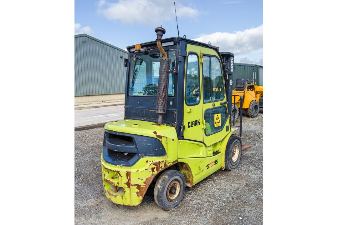 Clark GTS25 diesel driven fork lift truck Year: 2017 S/N: 8299 Recorded hours: 3707 c/w full cab - Image 3 of 19