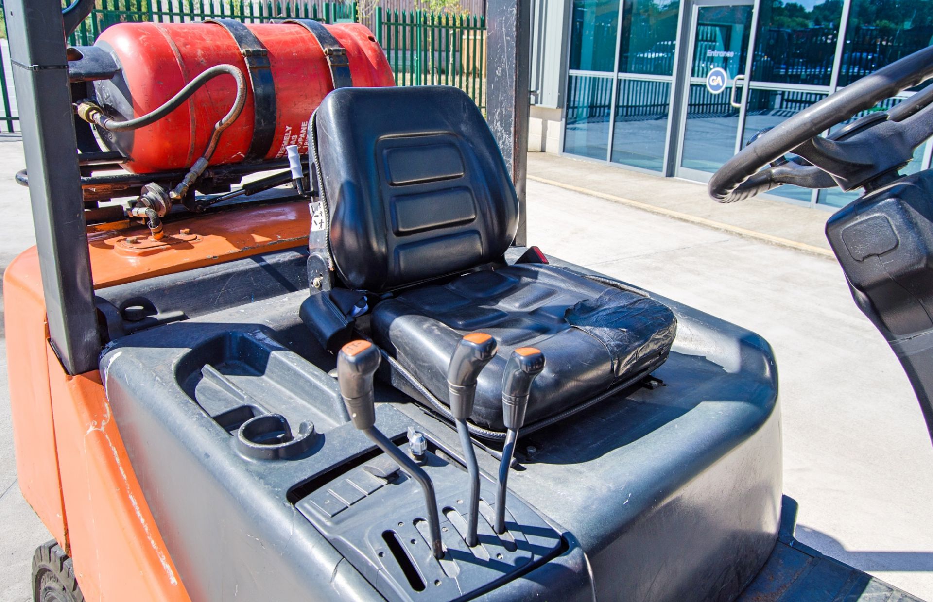 Doosan G35C-5 3.5 tonne gas powered fork lift truck Year: 2007 S/N: 00136 Recorded Hours: 12,404 - Image 18 of 23