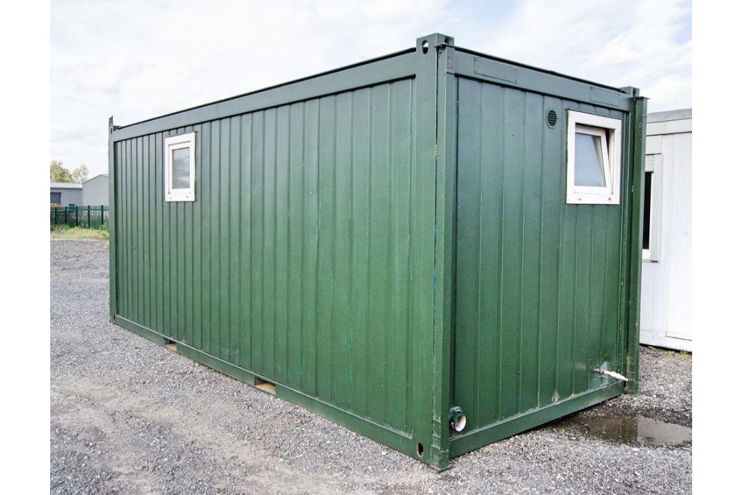 20ft x 8ft steel toilet site unit Comprising of: 2 - showers, 2 - cubicles, 2 - urinals, 5 sinks & - Image 4 of 12