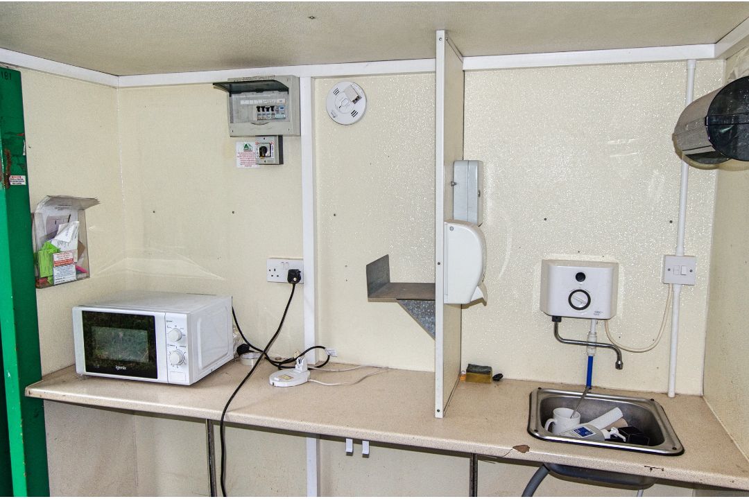 12ft x 8ft steel anti-vandal mobile welfare site unit Comprising of: canteen area, toilet & - Image 8 of 11
