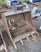 3ft riddle bucket Pin diameter: 50mm Pin centres: 320mm Pin width: 210mm ** No VAT on hammer price
