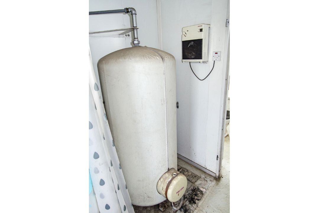 20ft x 8ft steel toilet site unit Comprising of: 2 - showers, 2 - cubicles, 2 - urinals, 5 sinks & - Image 12 of 12