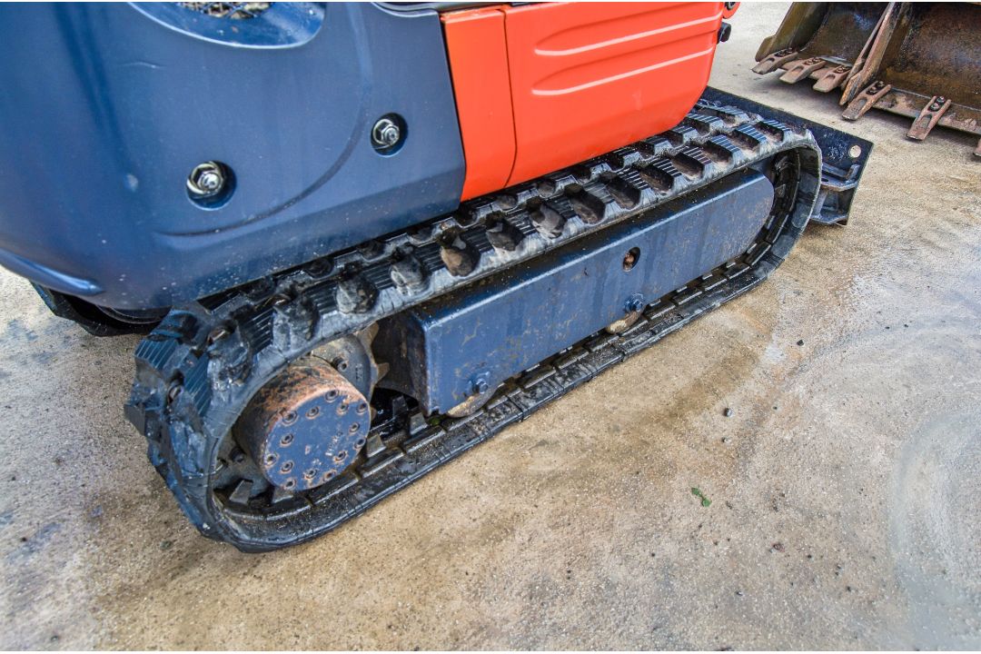 Kubota K008-3 0.8 tonne rubber tracked micro excavator Year: 2017 S/N: 29257 Recorded Hours: 1062 - Image 11 of 26