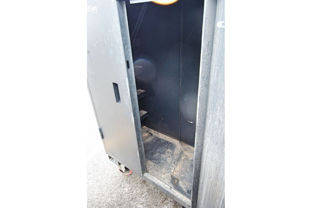 Armorgard fittingstor steel site cabinet A956996 ** No keys but unlocked ** - Image 2 of 2