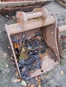 16 inch digger bucket Pin diameter: 35mm Pin centres: 170mm Pin width: 130mm ** No VAT on hammer