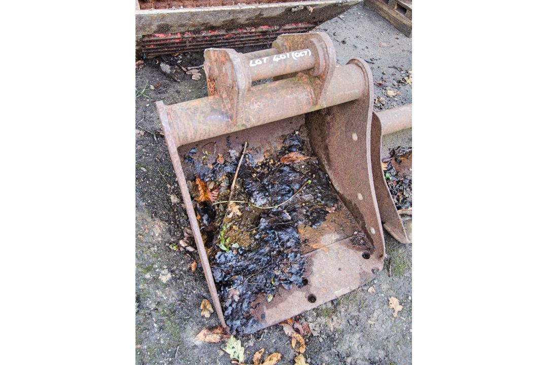 16 inch digger bucket Pin diameter: 35mm Pin centres: 170mm Pin width: 130mm ** No VAT on hammer - Image 1 of 2