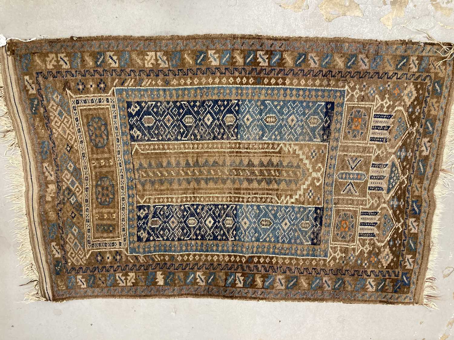 Rugs: - Image 4 of 6