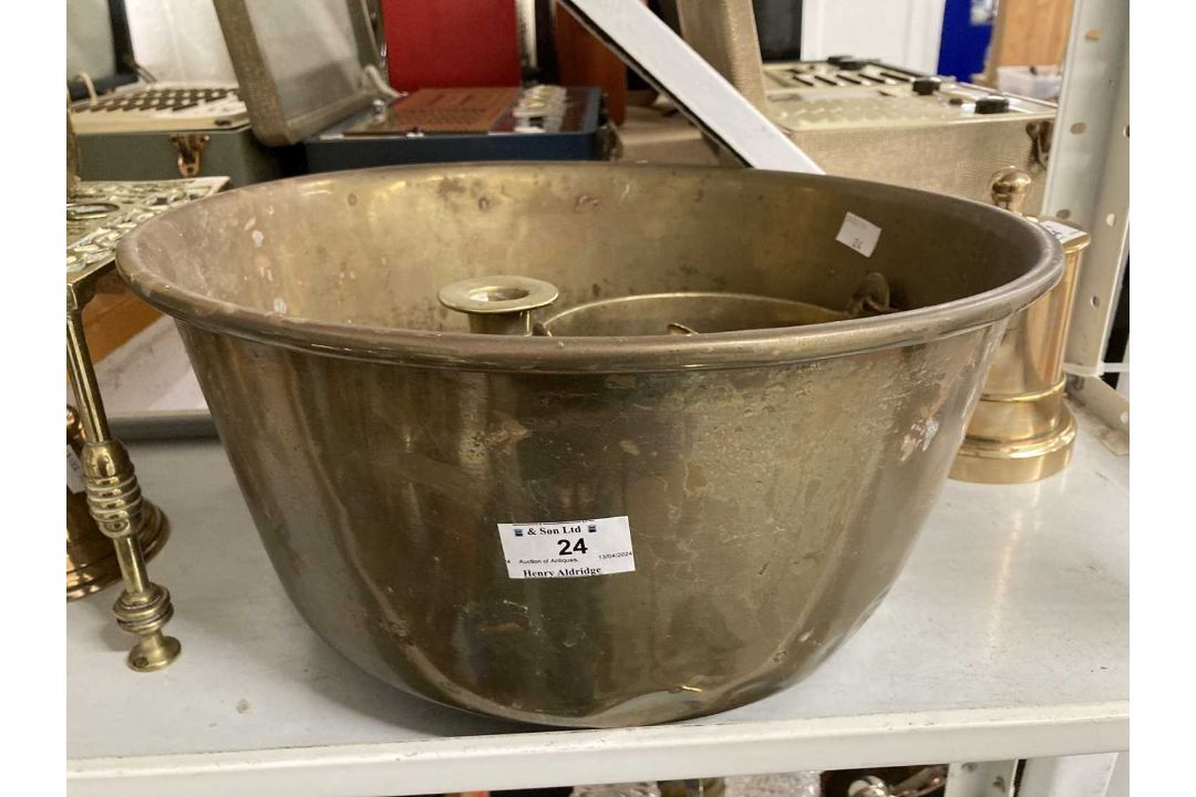20th cent. Brassware: - Image 1 of 8