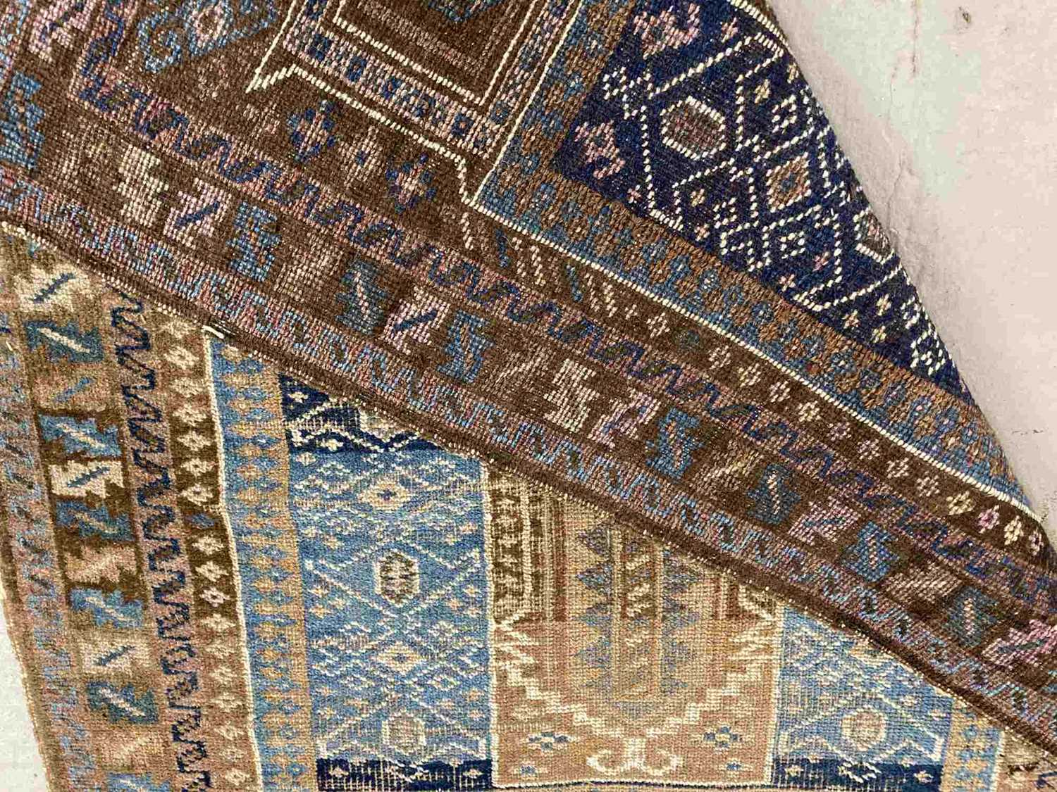 Rugs: - Image 3 of 6