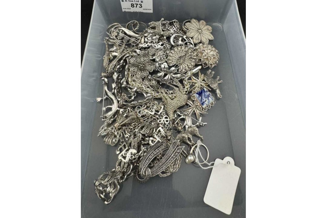 Jewellery: - Image 1 of 3