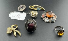 Jewellery: A yellow metal and pearl cluster ring, missing central pearl, tests as 18ct. UK size R, 6