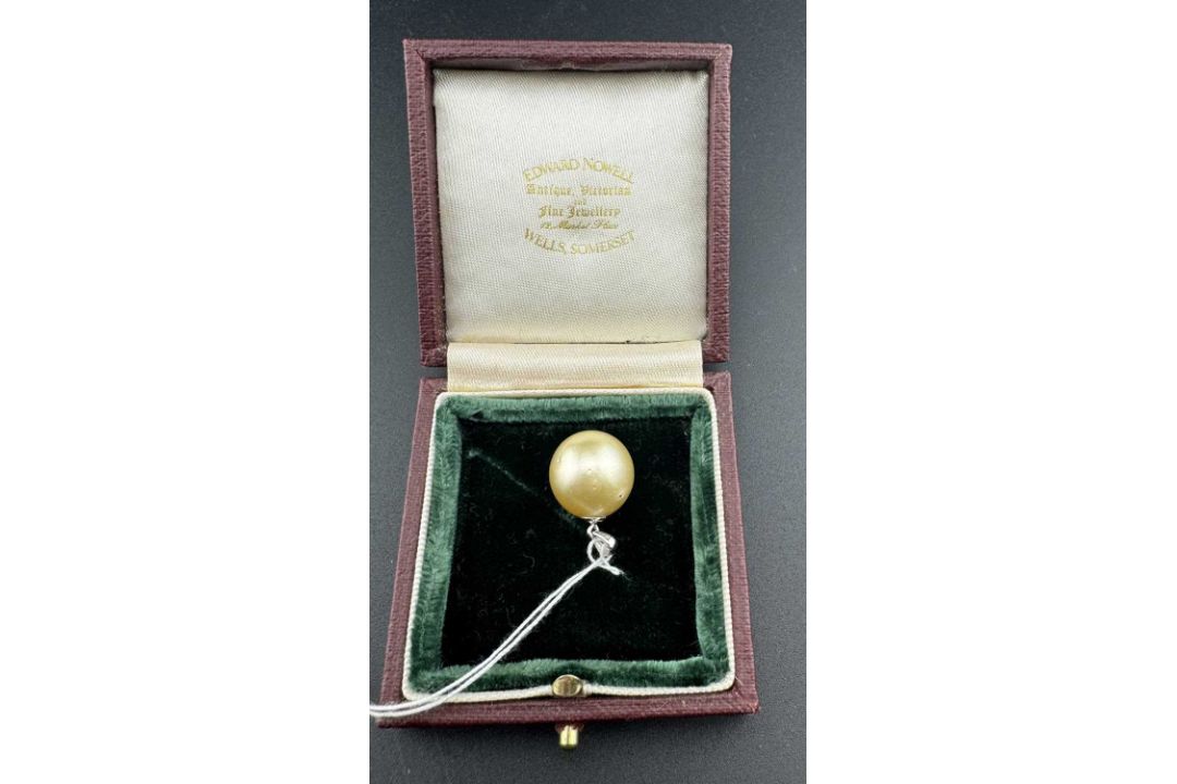 Jewellery: - Image 1 of 2