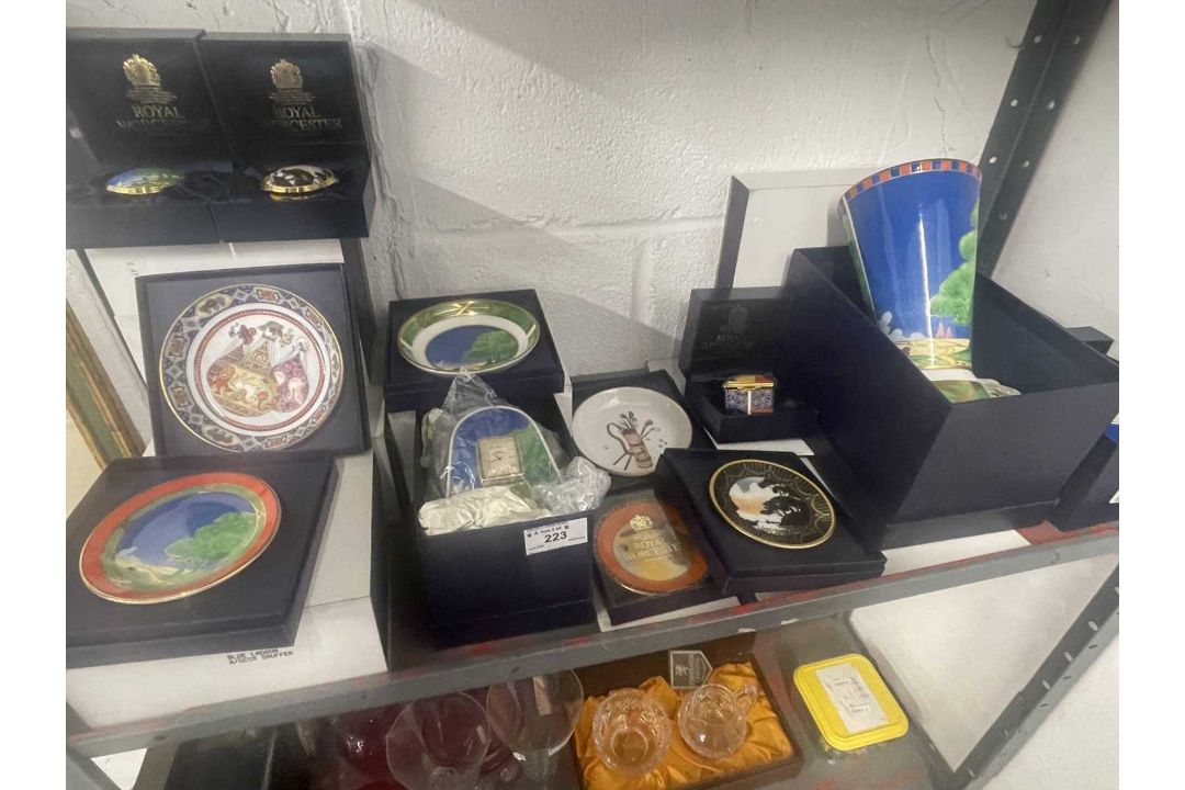 Royal Worcester Commemoratives: / Ceramics: - Image 1 of 3