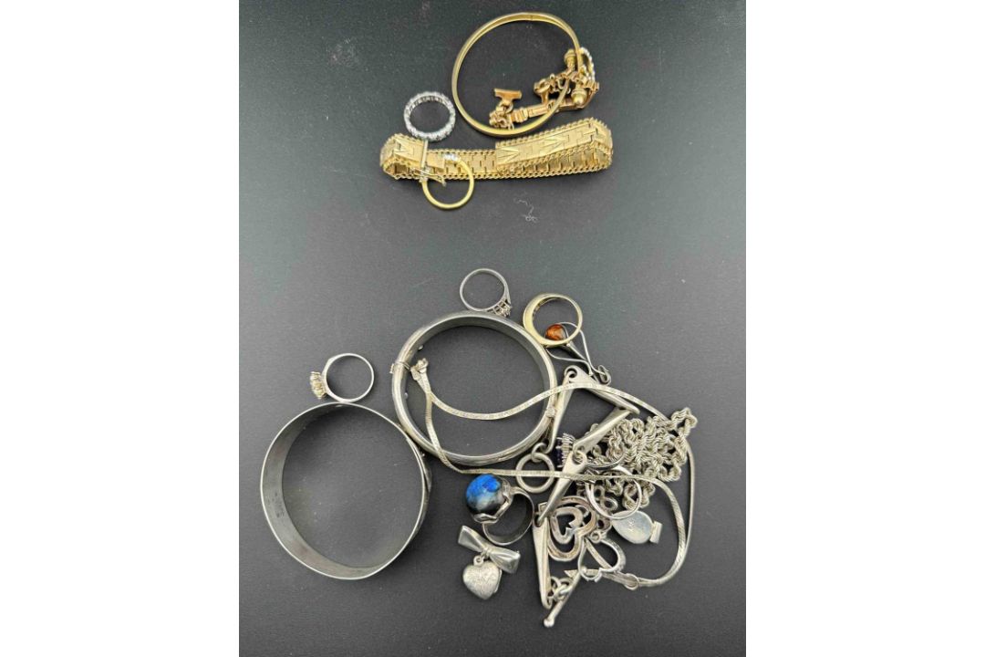 Jewellery: - Image 1 of 3