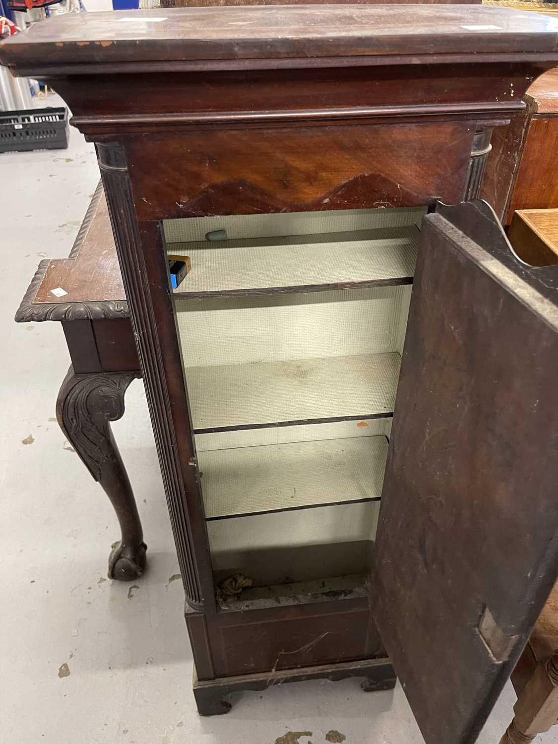 Furniture: - Image 4 of 4