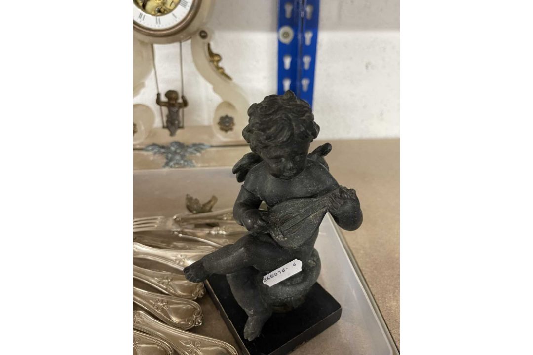 Clocks: - Image 4 of 4