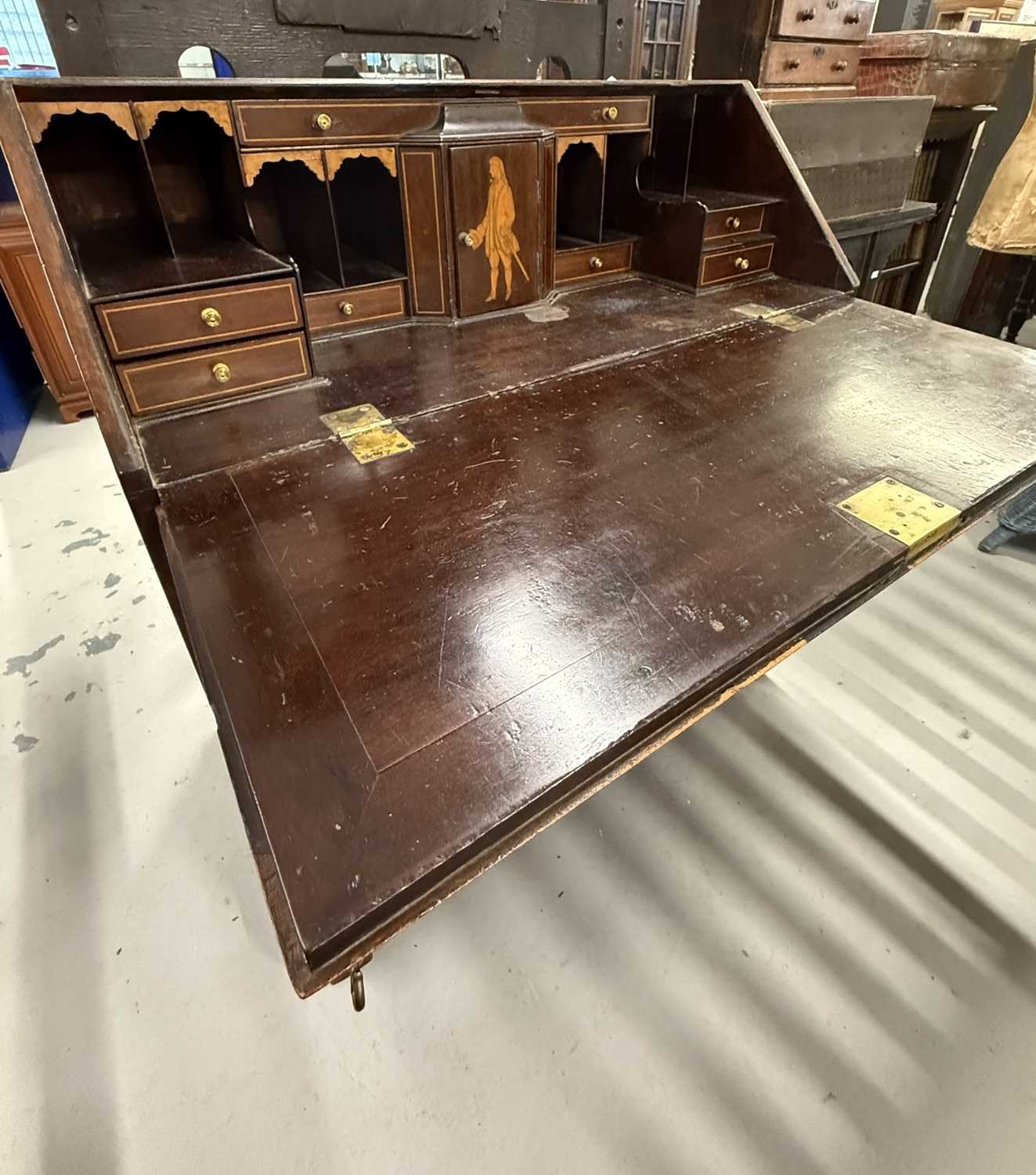 Furniture: - Image 6 of 8