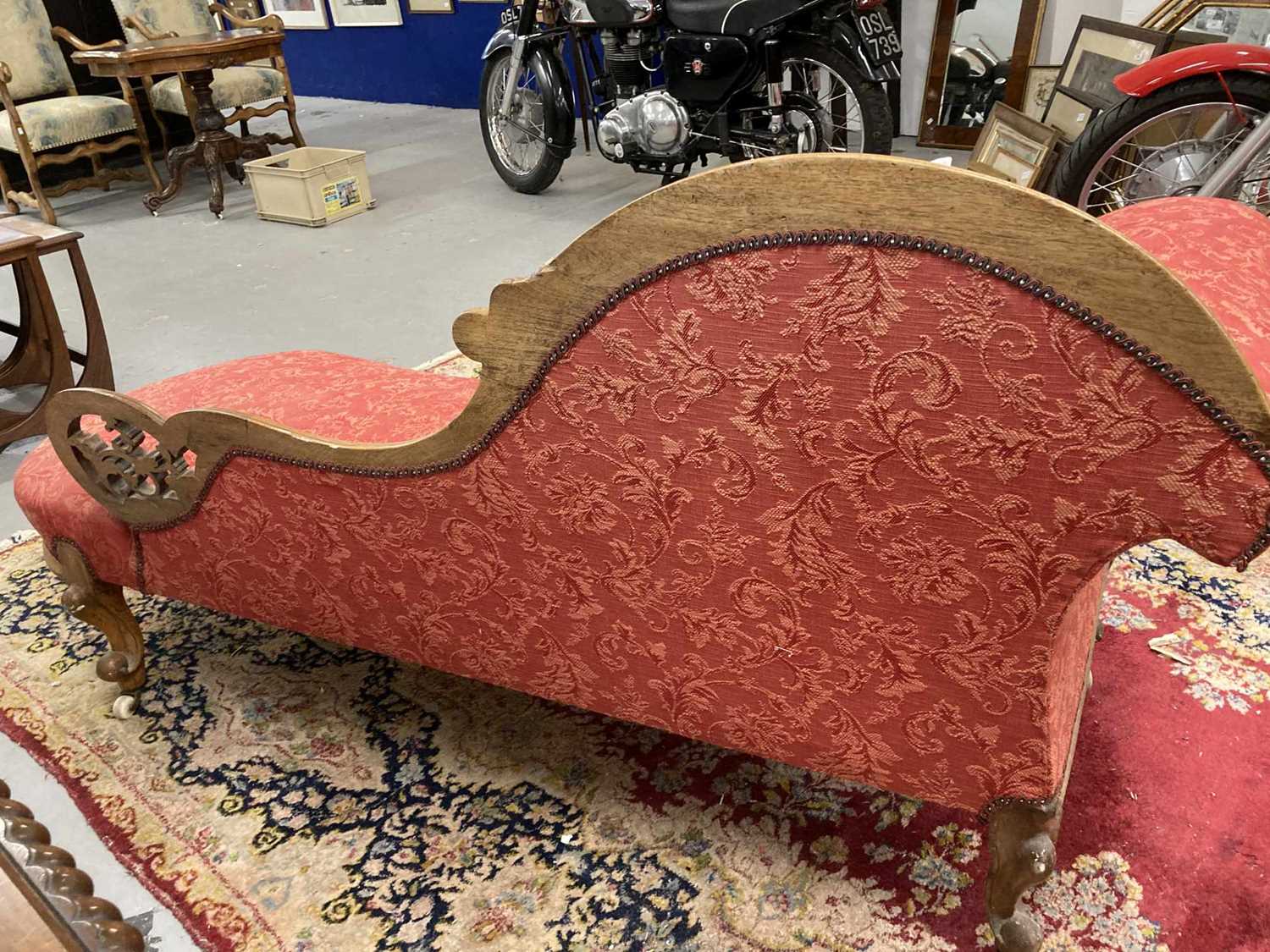 Furniture: - Image 4 of 4