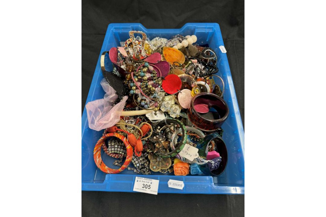 Costume Jewellery: - Image 1 of 3