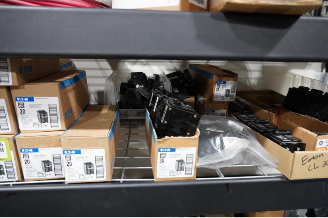 Eaton / Siemen Assorted Size Circuit Breakers - Image 7 of 9