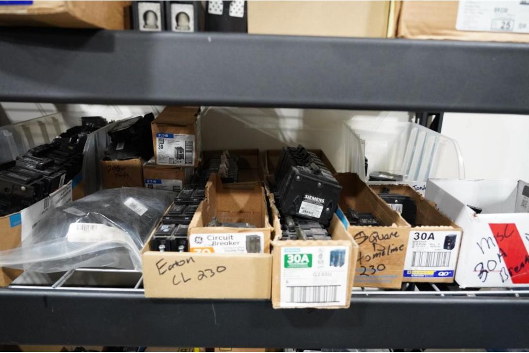 Eaton / Siemen Assorted Size Circuit Breakers - Image 6 of 9
