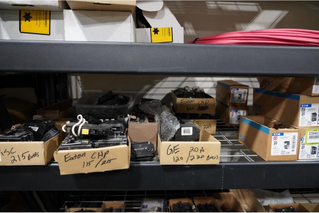 Eaton / Siemen Assorted Size Circuit Breakers - Image 9 of 9