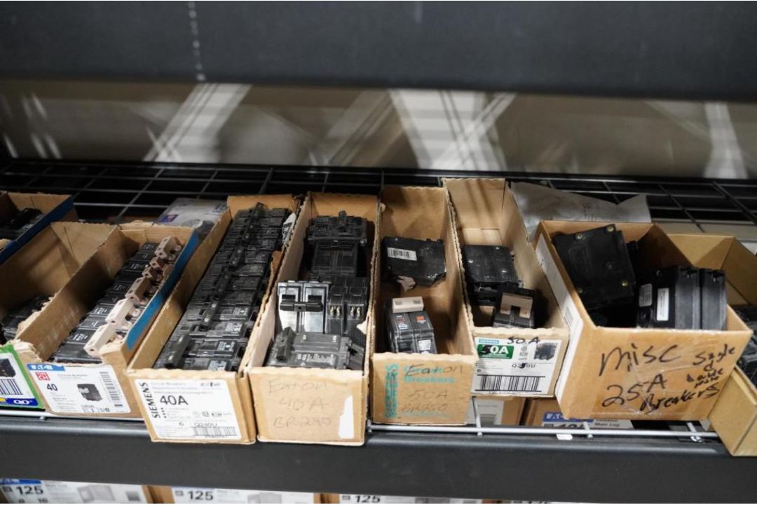 Eaton / Siemen Assorted Size Circuit Breakers - Image 4 of 9