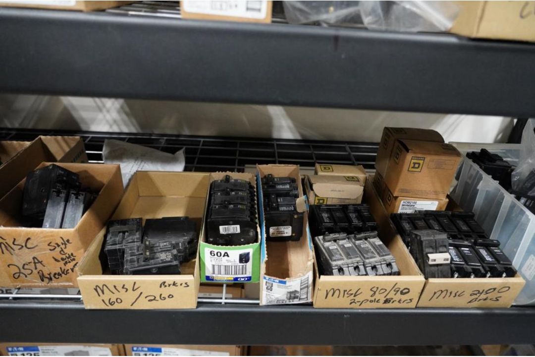 Eaton / Siemen Assorted Size Circuit Breakers - Image 5 of 9