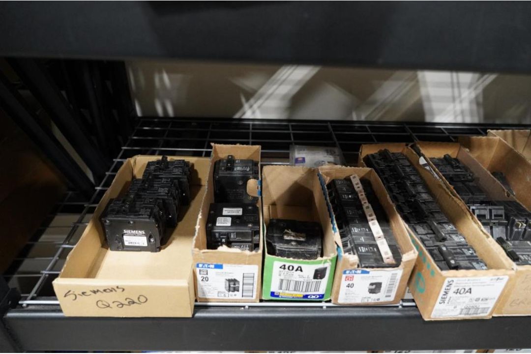 Eaton / Siemen Assorted Size Circuit Breakers - Image 3 of 9