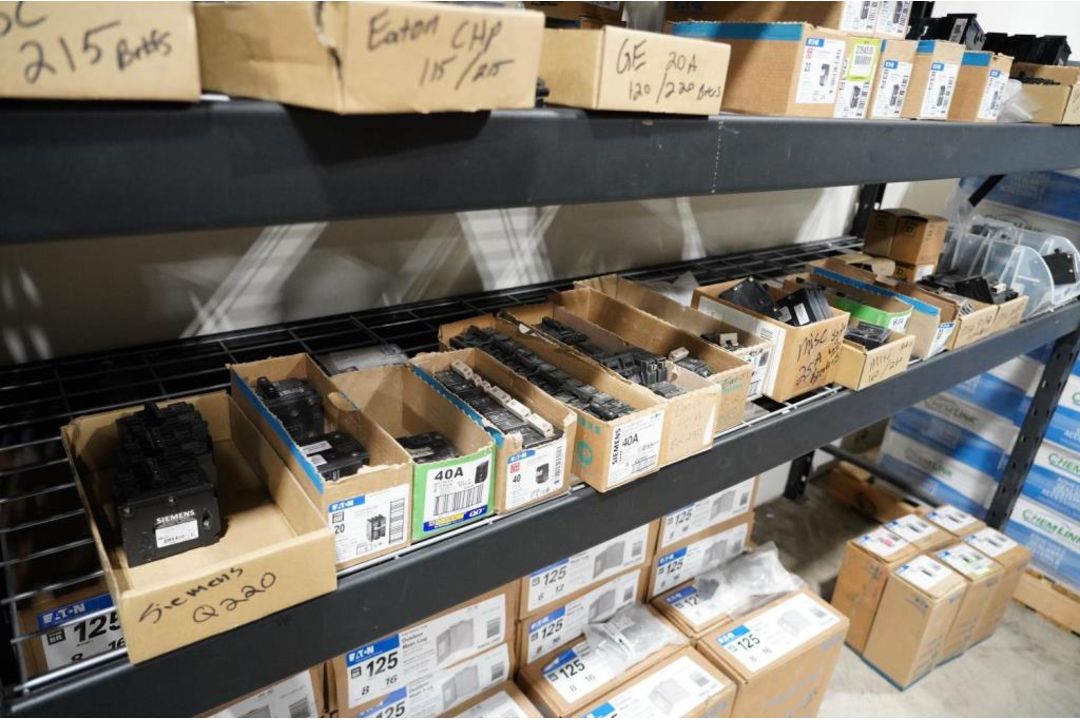 Eaton / Siemen Assorted Size Circuit Breakers - Image 2 of 9