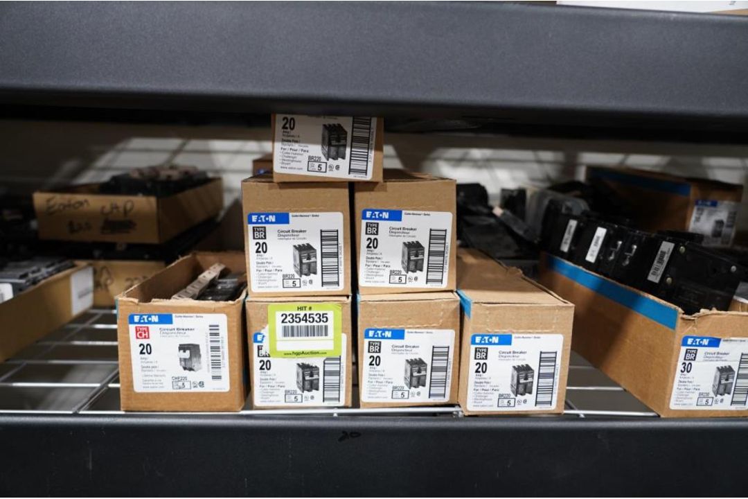 Eaton / Siemen Assorted Size Circuit Breakers - Image 8 of 9