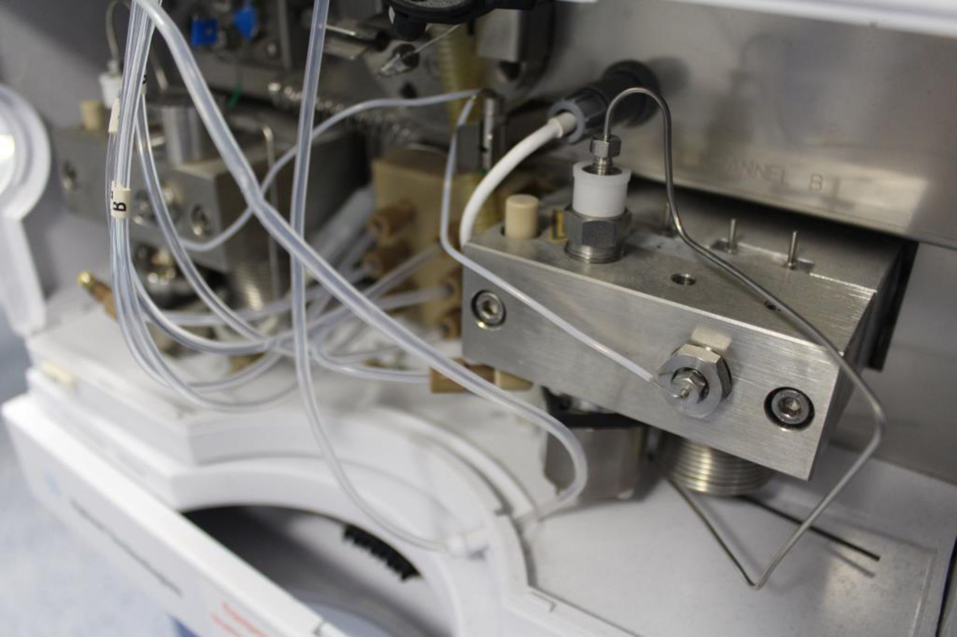 Agilent 1200 System HPLC System - Image 2 of 3